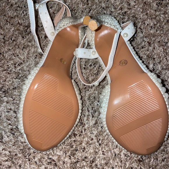 Heels - Picture 4 of 4